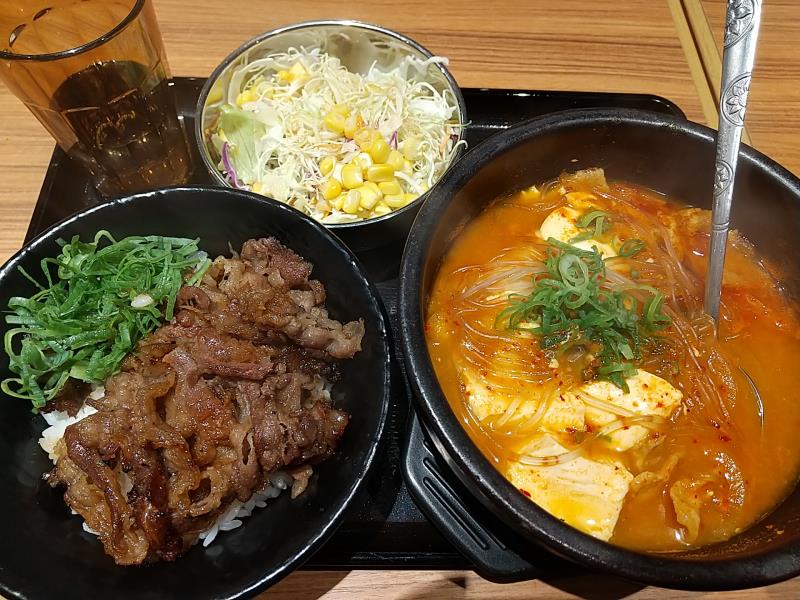 韓丼の「カルビ丼ミニと豚キムチスン豆腐セット」