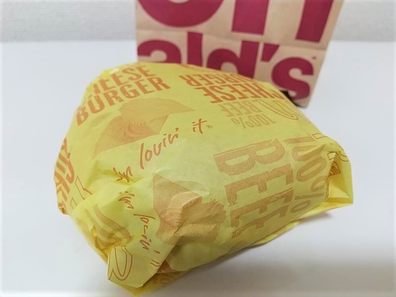 マクドナルドのチーズバーガーのパッケージ
