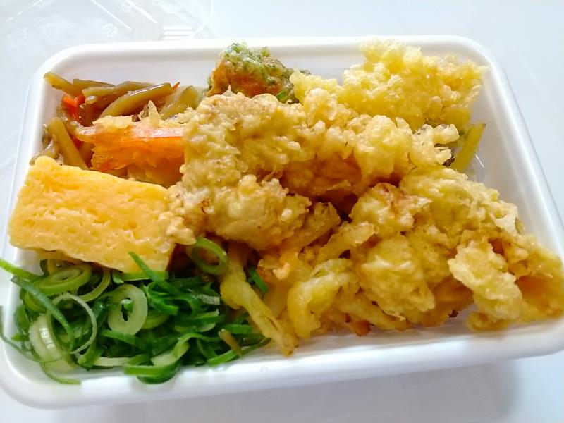 ４種の天ぷらと定番おかずのうどん弁当