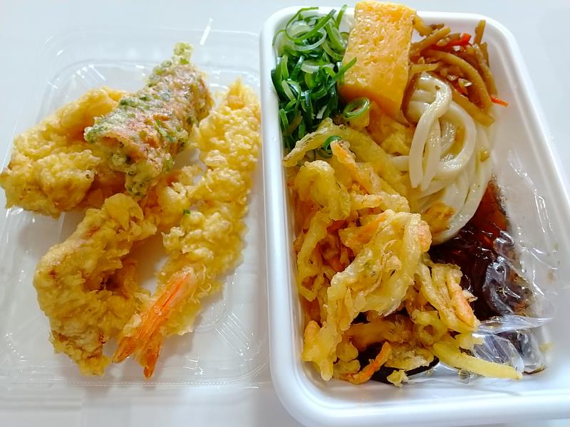 フタに移した天ぷらと丸亀うどん弁当
