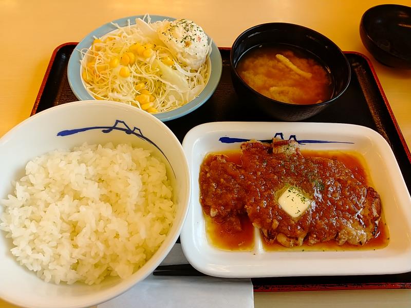 松屋の「厚切りトンテキ定食 ポテサラセット 〜シャリアピンソース〜」