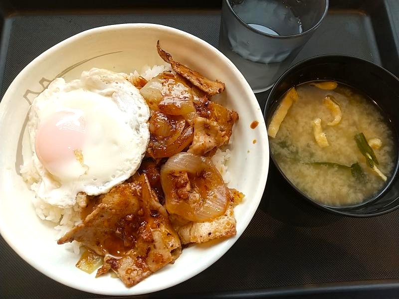 ガーリックバター豚カルビエッグ丼