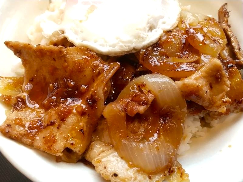 ガーリックバター豚カルビエッグ丼のお肉