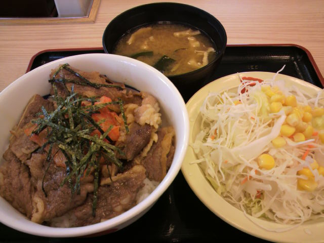 松屋のキムカル丼と生野菜サラダ