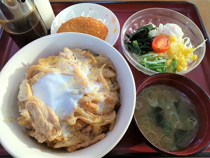 山田うどん食堂の「かき揚げ丼」と「ミックスサラダ」